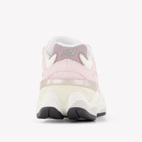 New Balance PC9060 Unisex Sneakers in Licht Roze