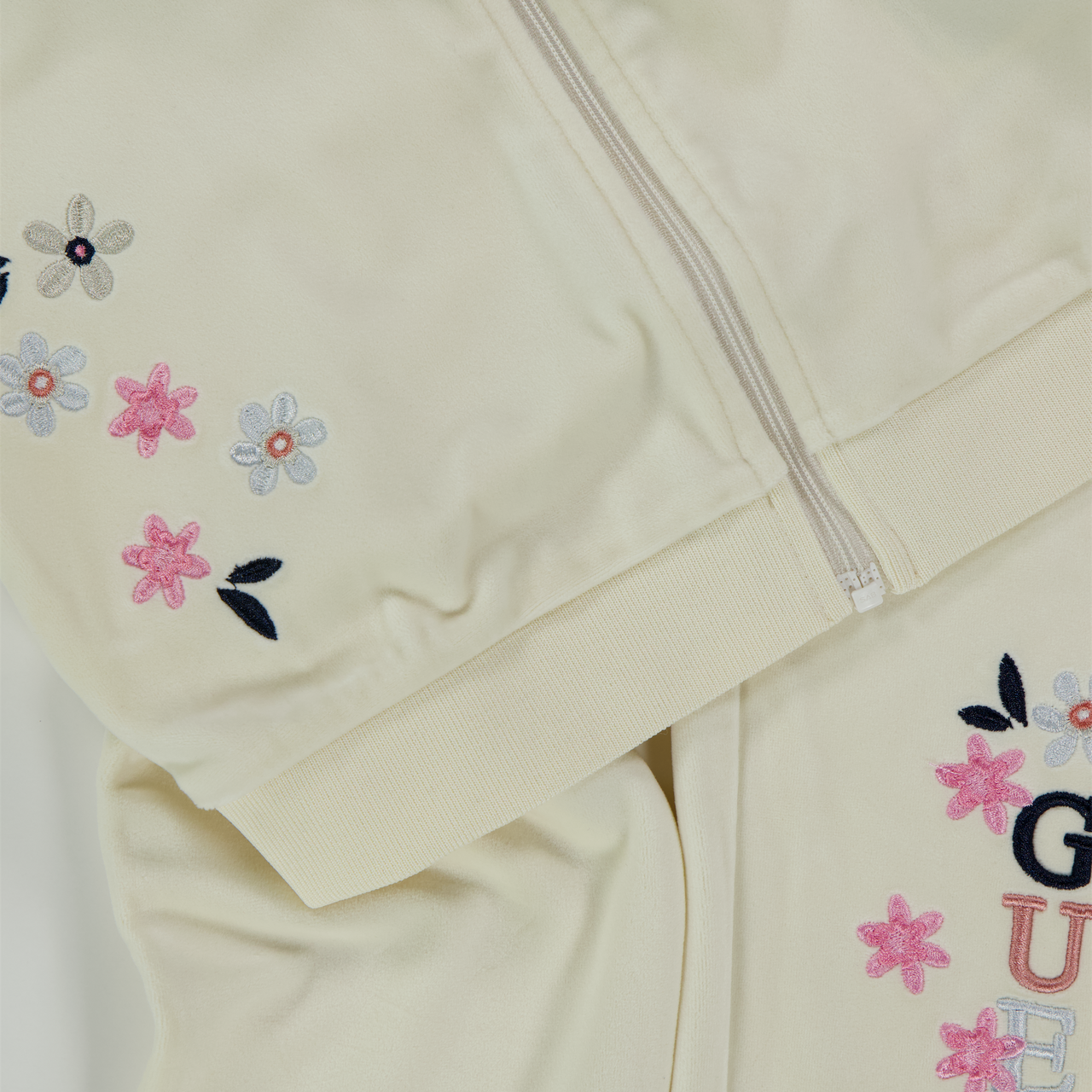Guess Enfant Filles Suite de jogging en blanc