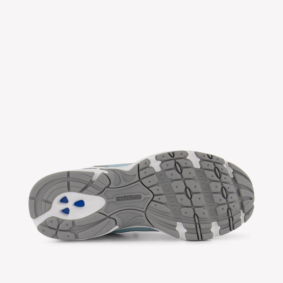 New Balance GR530 Unisex Sneakers in Licht Blauw