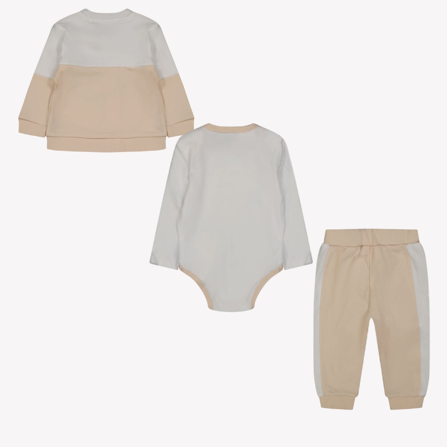 Supongo que el traje de trote de los bebés beige